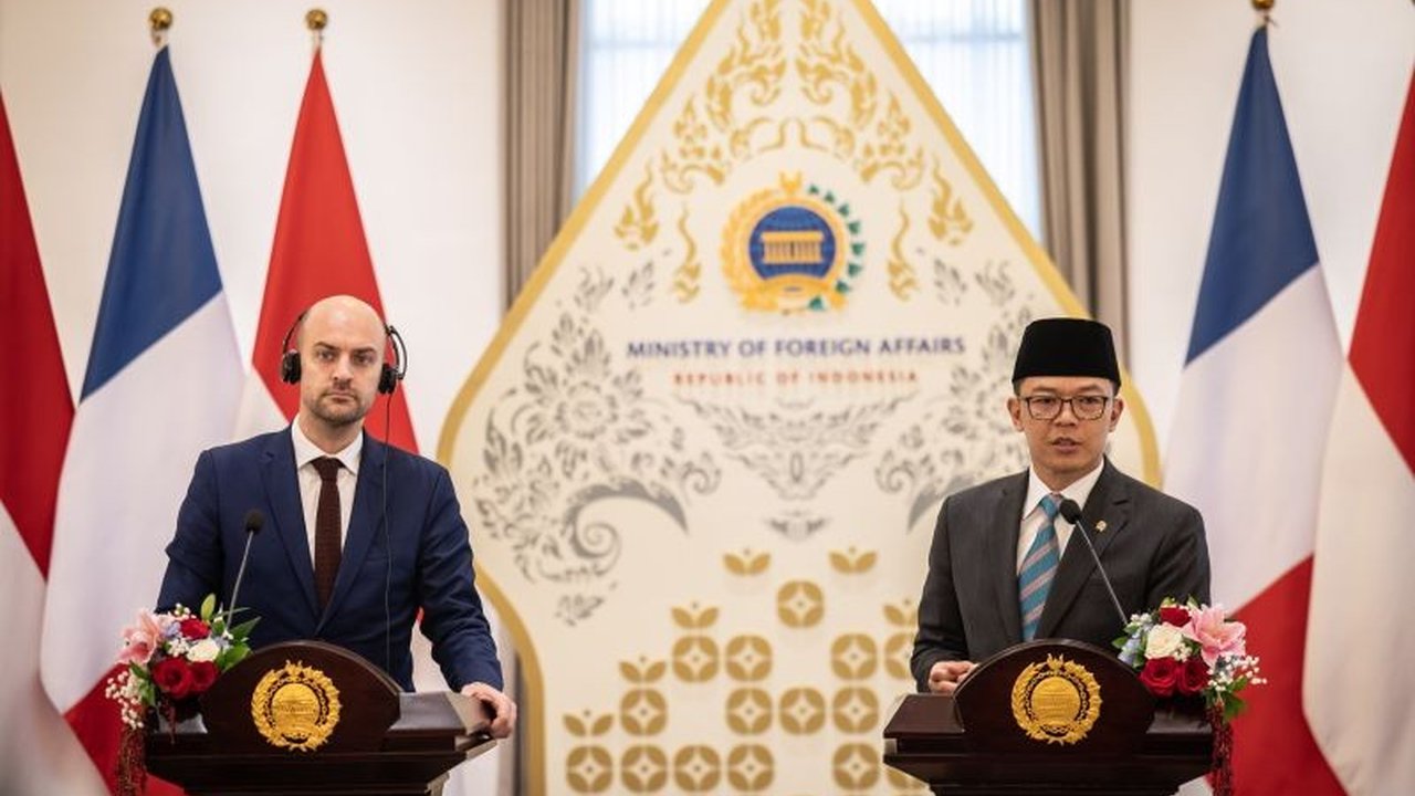 Indonesia dan Prancis mencapai kesepakatan untuk meningkatkan kerja sama bilateral di sektor pertahanan, ditandai dengan ratifikasi perjanjian kerja sama pertahanan oleh parlemen Prancis.
