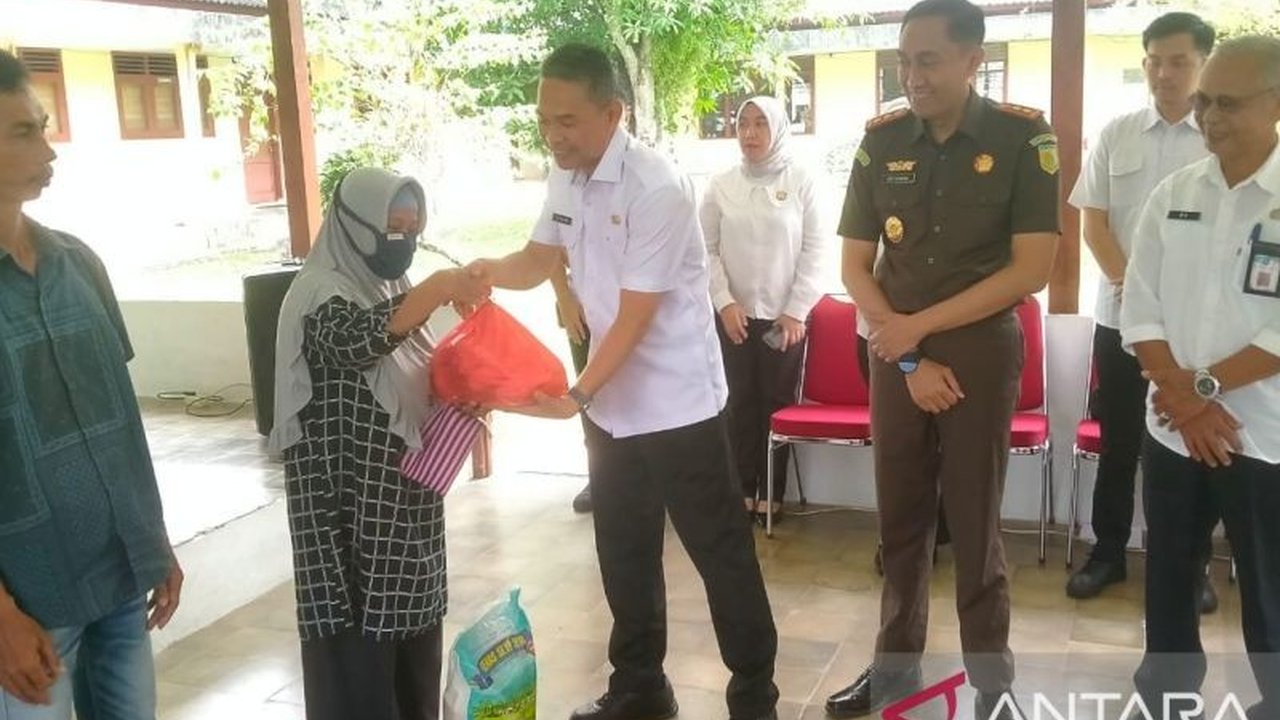 Pemerintah Kabupaten Bangka menyalurkan 4.122 paket sembako kepada warga kurang mampu yang terdaftar dalam DTKS untuk meringankan beban ekonomi menjelang Lebaran 1446 Hijriah dan mengatasi dampak inflasi.