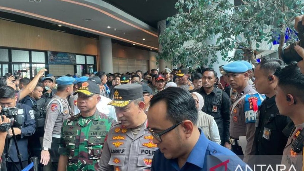 Kapolri Jenderal Listyo Sigit Prabowo melaporkan masih ada 170 ribu kendaraan pemudik yang belum menyeberang dari Pelabuhan Merak menuju Bakauheni, imbauan untuk memanfaatkan waktu siang hari guna mengurai kepadatan arus mudik.