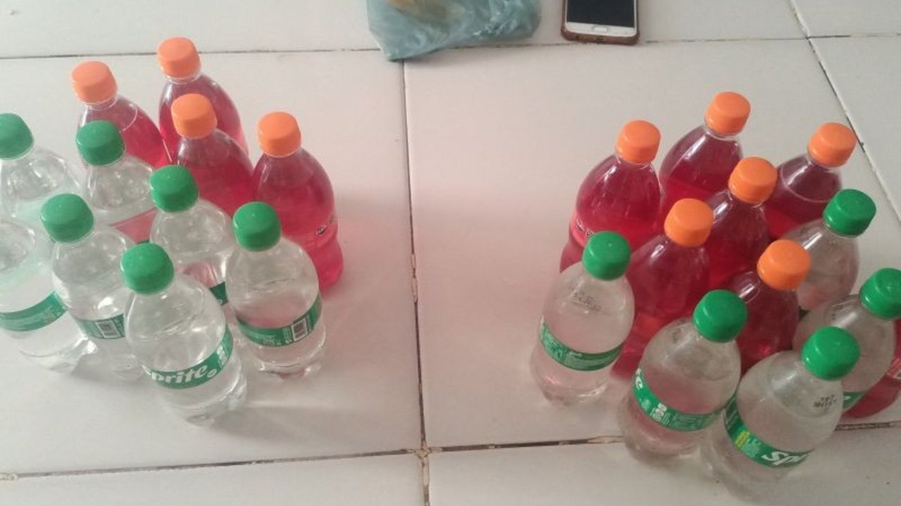 Minuman parsel Lebaran 2025 kedaluwarsa ditemukan beredar di Baturaja, Sumsel, memicu kekhawatiran akan dampak kesehatan dan mendorong Disperindag OKU untuk melakukan tindakan.