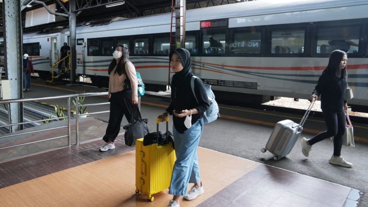 PT KAI Daop 4 Semarang mencatat lonjakan signifikan penumpang kereta api hingga 8.761 orang per hari menjelang Lebaran 2025, dengan puncak arus mudik diperkirakan pada 29 Maret 2025.