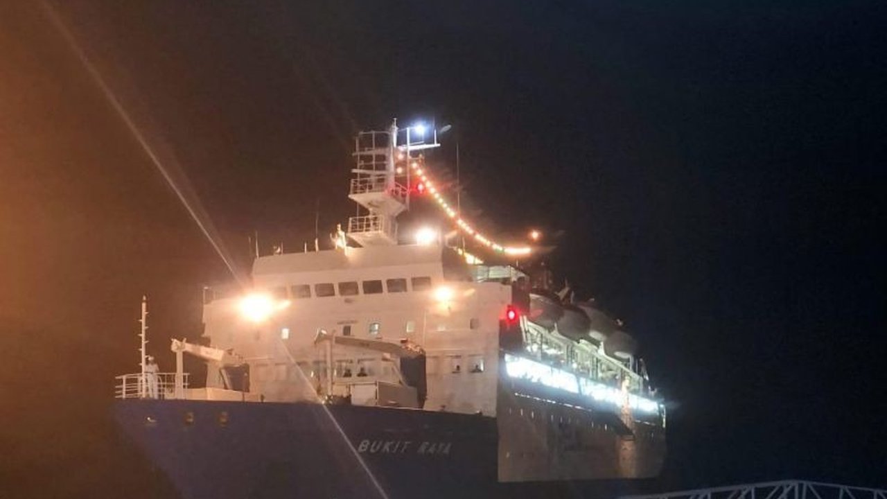 PT Pelni Cabang Tanjungpinang memberangkatkan 1.483 pemudik dengan KM Bukit Raya pada puncak arus mudik Idul Fitri 1446 H, peningkatan sedikit dari tahun lalu.