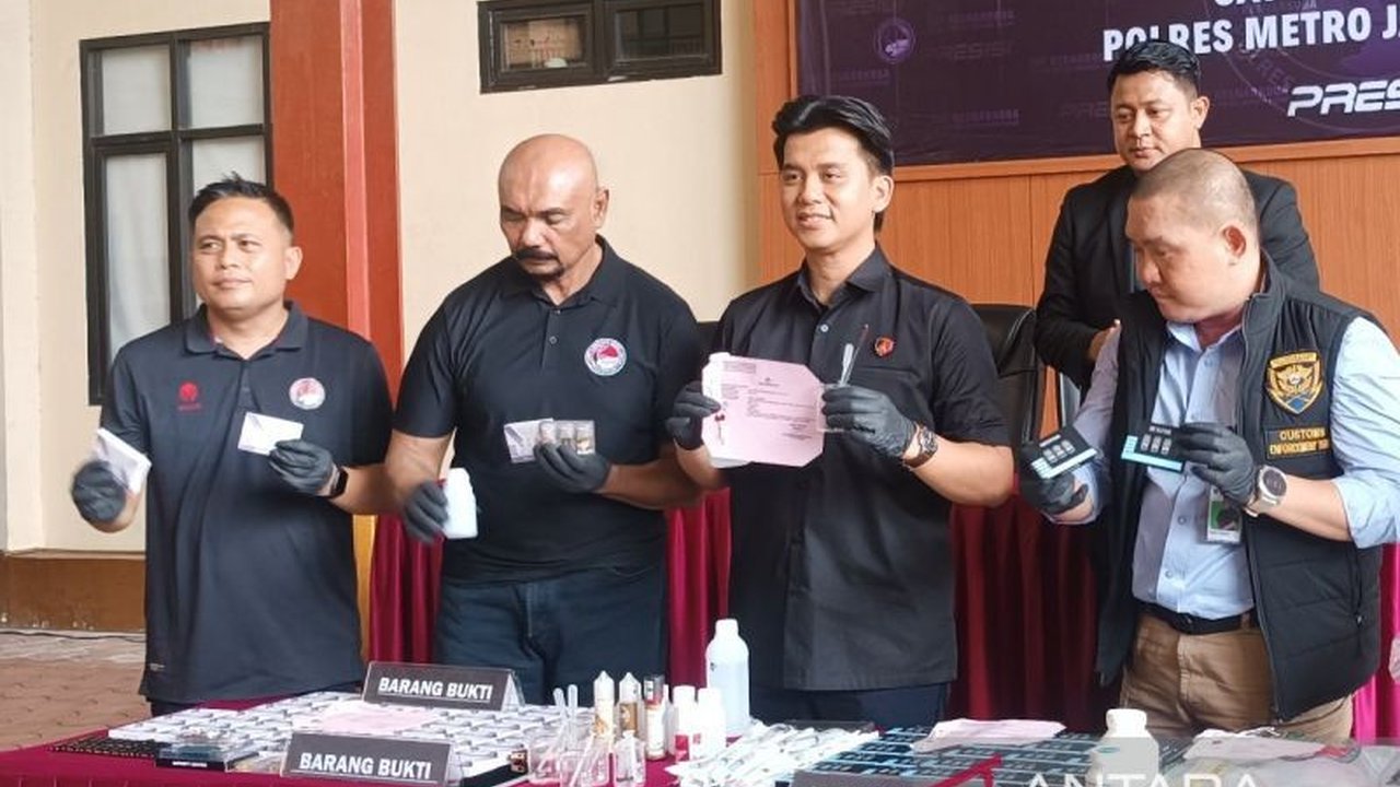 Polisi Jakarta Pusat menangkap SR, seorang wanita yang meracik narkotika jenis 5-FLUORO-ABD ke dalam rokok elektrik, dengan otak pelaku, CAI, masih buron.