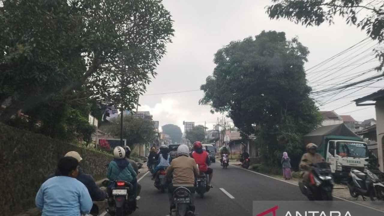 Peningkatan arus mudik kendaraan roda dua terjadi di jalur utama Cianjur, Jawa Barat, pada H-5 Lebaran 2025, dengan pemudik memanfaatkan jalur tersebut untuk kenyamanan dan berkumpul bersama rombongan.