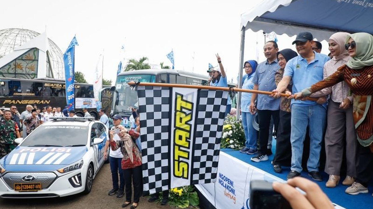 Gubernur Jawa Tengah memberangkatkan 14.364 pemudik gratis dari Jabodetabek ke 35 kabupaten/kota di Jawa Tengah dalam program mudik Lebaran 2025, berharap uang saku mereka dapat digunakan untuk membangun desa.