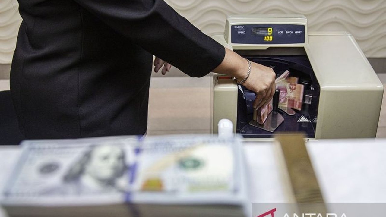 Pengamat pasar uang memprediksi pelemahan nilai tukar rupiah akibat kekhawatiran pasar terhadap pelambatan ekonomi global yang dipicu pernyataan Presiden AS Donald Trump terkait kebijakan tarif.