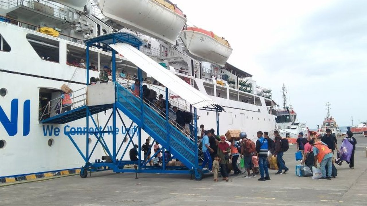 PT Pelni Cabang Denpasar menambah alat keselamatan dan kapasitas penumpang untuk menghadapi lonjakan pemudik Lebaran 2025 yang signifikan, mencapai lebih dari 1000 orang.