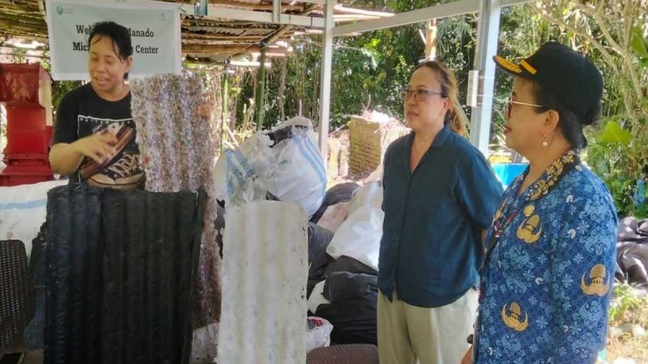 Masyarakat Manado, melalui Manado Micro Recycling Centre (MMRC), sukses mengubah sampah plastik menjadi barang bernilai ekonomis seperti panel atap dan keranjang sampah, memberdayakan warga dan mengurangi limbah.