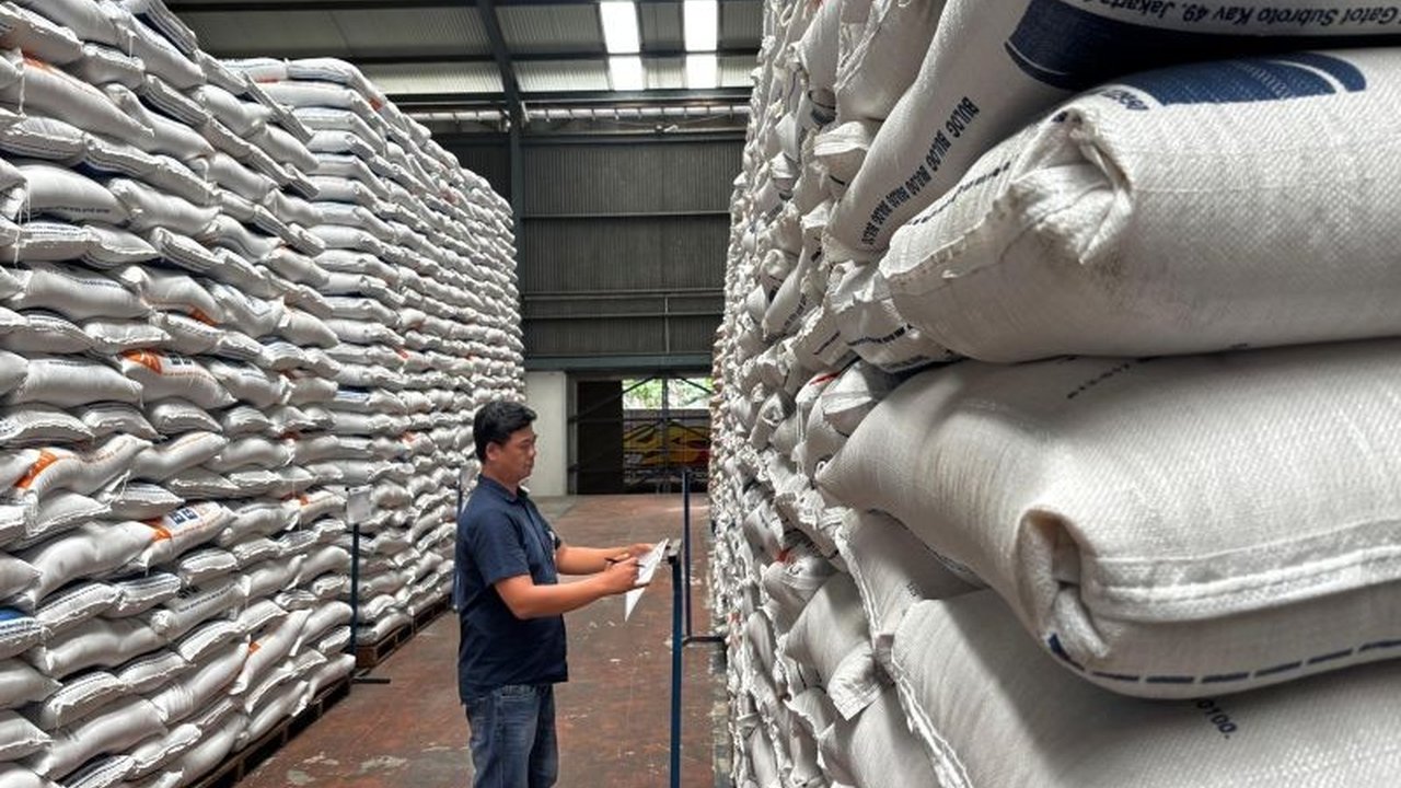 Bulog Cabang Bandung memastikan stok beras aman hingga tiga bulan ke depan, bahkan menjelang Idul Fitri 1446 H, dan akan terus bekerja sama dengan pemerintah daerah untuk menggelar pasar murah.