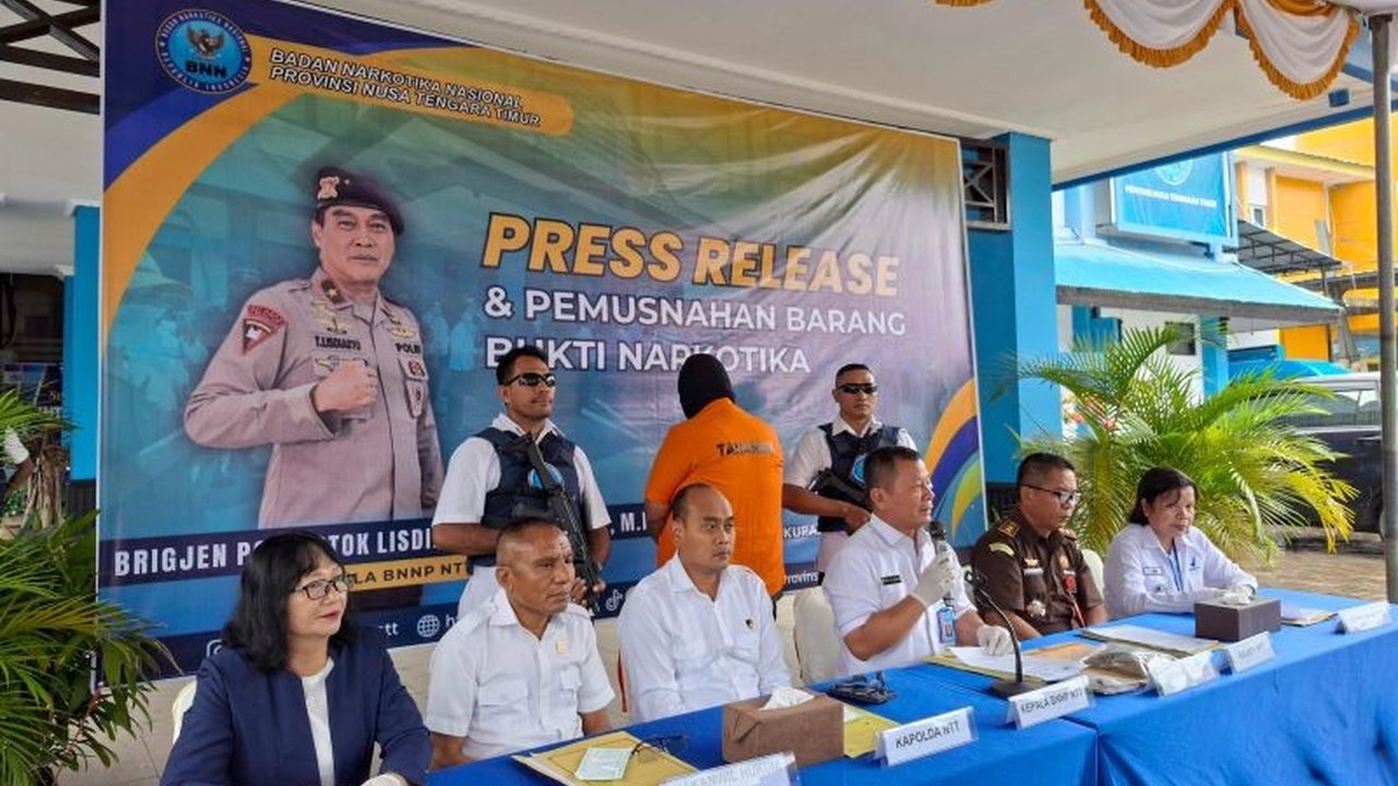 Badan Narkotika Nasional Provinsi Nusa Tenggara Timur (BNNP NTT) memusnahkan 103,8 gram ganja hasil sitaan dari tersangka AM yang memesan narkoba secara online dan terancam hukuman 20 tahun penjara.