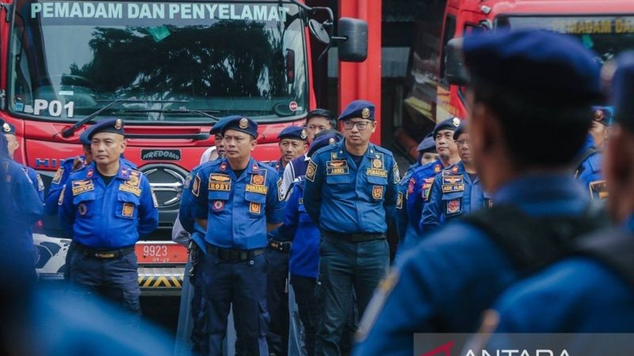 Dinas Kebakaran dan Penanggulangan Bencana (Diskar PB) Kota Bandung memberikan tips mencegah kebakaran saat mudik Lebaran, meliputi mematikan kompor, menghindari penumpukan kabel listrik, dan mengosongkan penampung air.