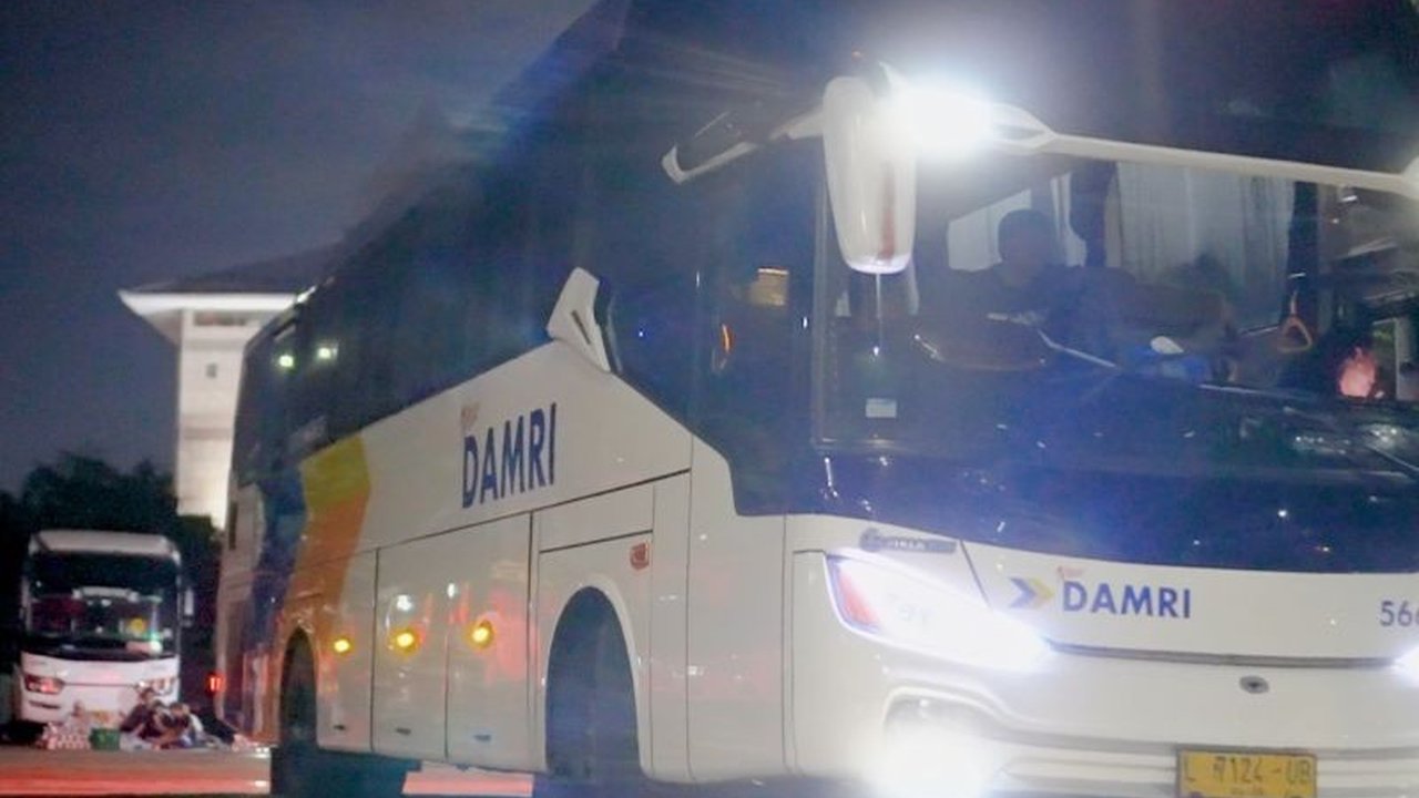 Jelang mudik Lebaran 2025, DAMRI meningkatkan keamanan dan efisiensi operasional dengan memasang GPS dan CCTV di seluruh armada bus, berkolaborasi dengan McEasy untuk memonitor perjalanan secara real-time.