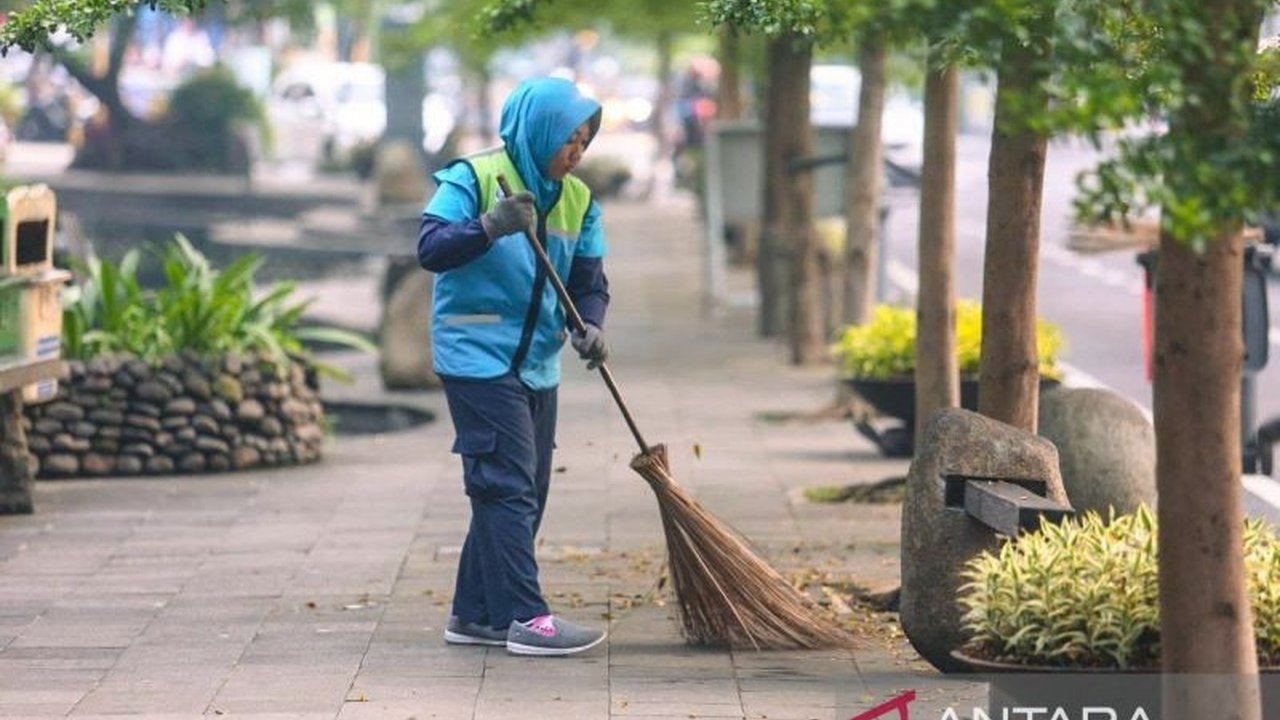 Antisipasi lonjakan sampah hingga 30 persen, Pemkot Bandung kerahkan 1.968 petugas kebersihan selama libur Lebaran untuk menjaga kebersihan Kota Kembang.