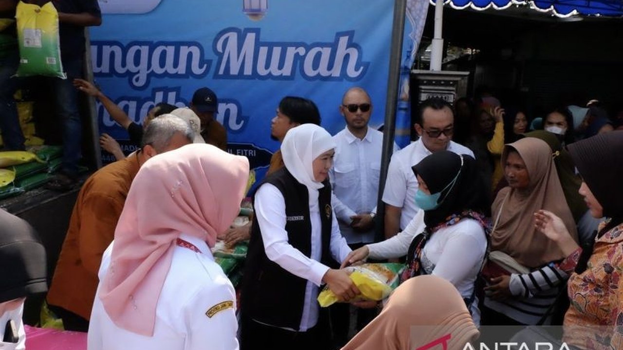 Pemerintah Provinsi Jawa Timur menggelar pasar murah Ramadhan di Sidoarjo untuk menjaga stabilitas harga dan pasokan bahan pangan pokok menjelang Lebaran, dengan harga lebih murah dari HET.
