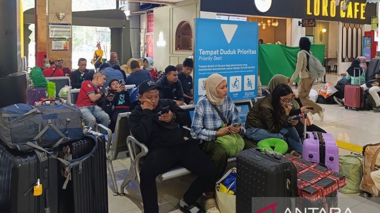 Sebanyak 20.856 pemudik telah meninggalkan Stasiun Gambir pada H-5 Lebaran menggunakan 45 kereta api jarak jauh, dengan Surabaya sebagai tujuan terpopuler.