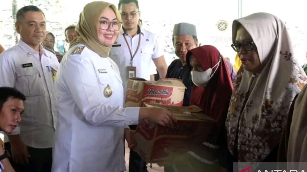 Wali Kota Kendari, Siska Karina Imran, menyalurkan bantuan sosial kepada 316 kepala keluarga yang terdampak banjir di Kelurahan Pondambea, Kadia, dan Wua-wua; Pemerintah Kota Kendari juga merencanakan penanganan banjir jangka panjang.