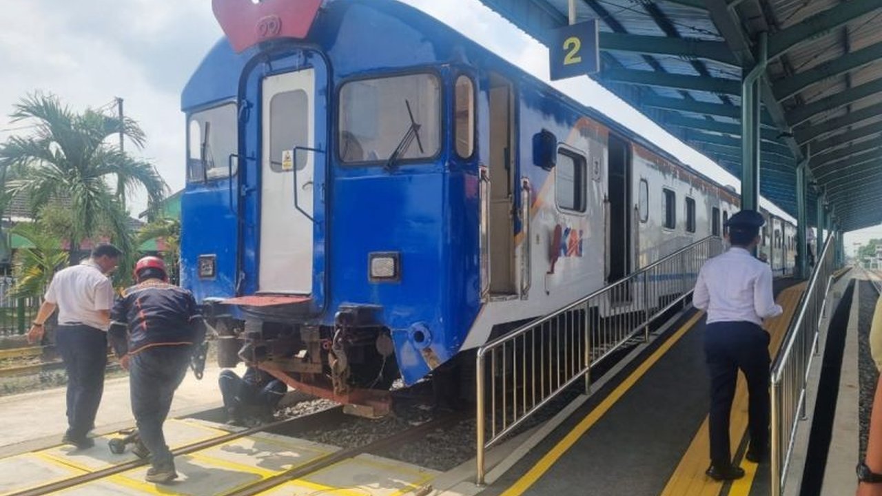 Kecelakaan antara KA Batara Kresna dan mobil di perlintasan sebidang Sukoharjo mengakibatkan empat korban jiwa; KAI mengimbau peningkatan kewaspadaan di perlintasan sebidang.