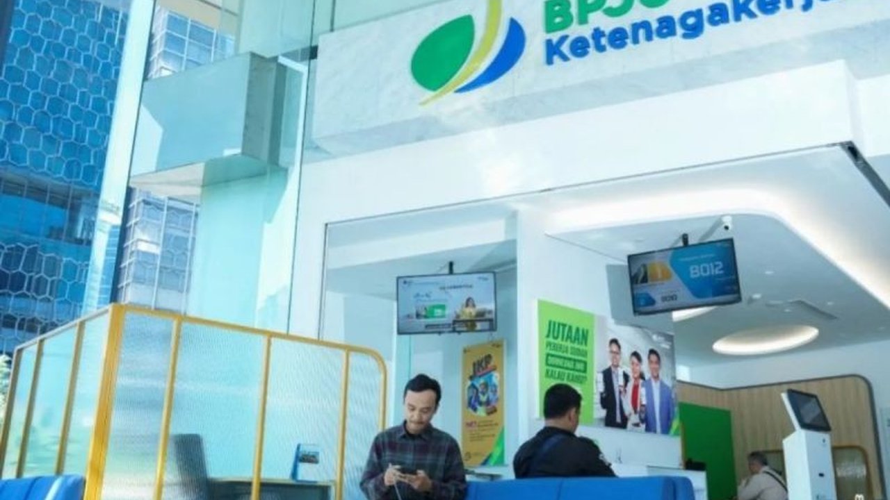 Cakupan perlindungan pekerja di Riau baru mencapai 40 persen, BPJS Ketenagakerjaan berupaya meningkatkannya lewat optimalisasi aplikasi Jamsostek Mobile (JMO) dan menekan praktik Perusahaan Daftar Sebagian (PDS).