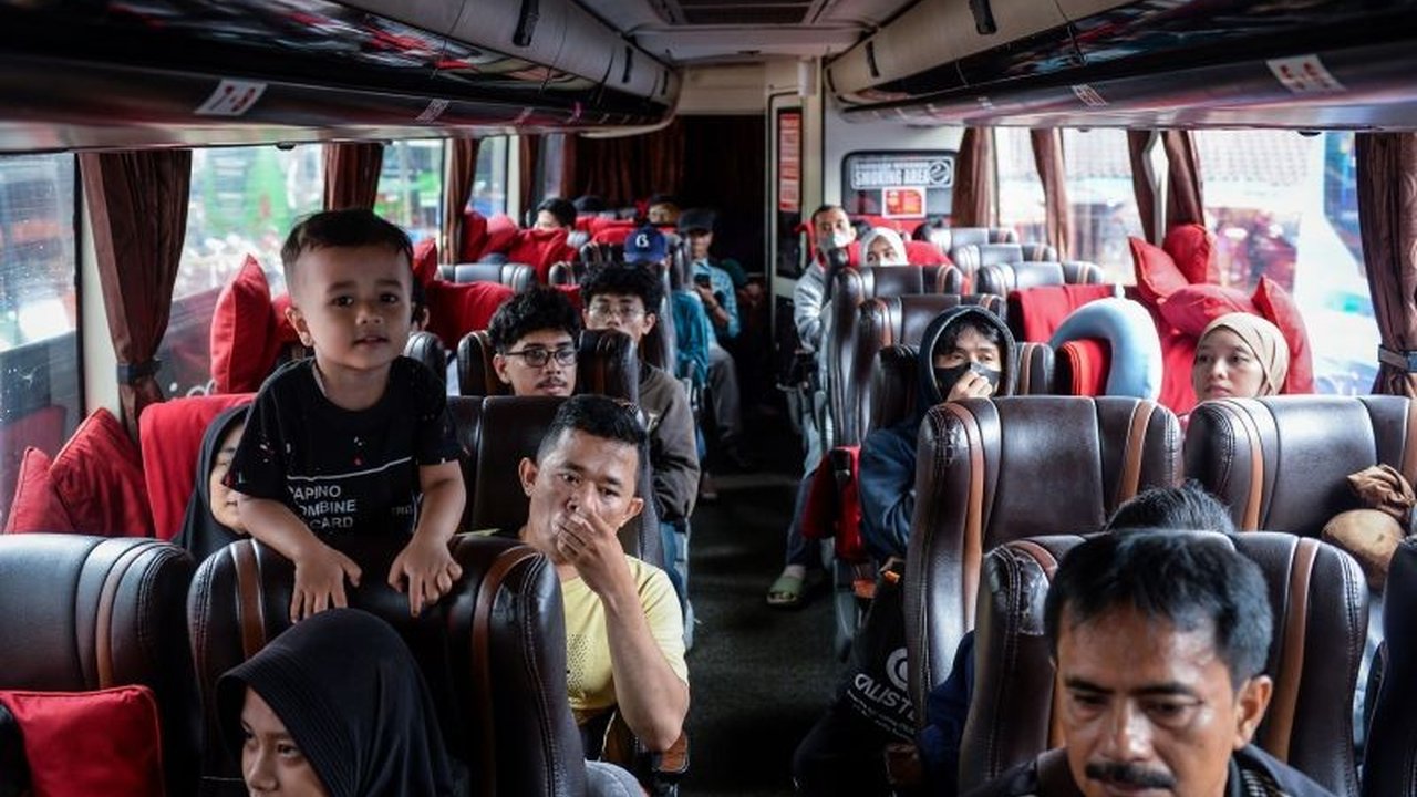 Ibu hamil tetap bisa mudik nyaman dengan beberapa tips sederhana untuk mencegah kram dan pegal punggung selama perjalanan, terutama saat menggunakan transportasi darat atau udara.