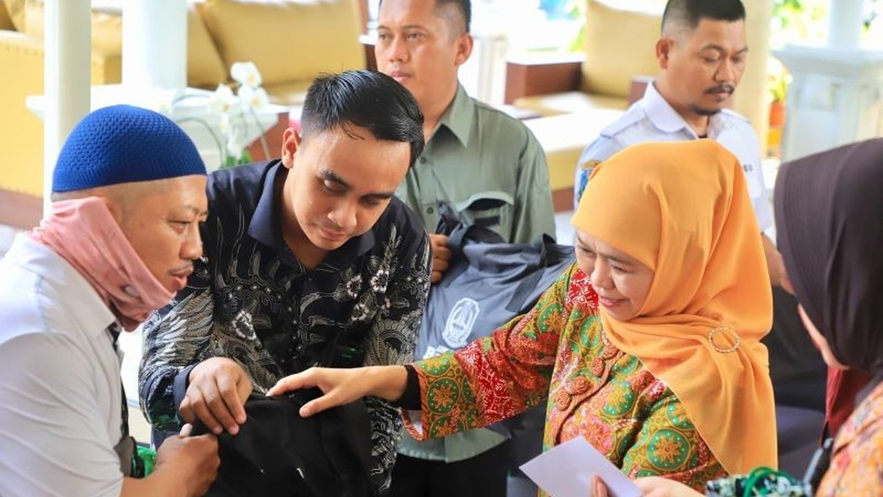 Gubernur Jawa Timur, Khofifah Indar Parawansa, membagikan 200 paket sembako kepada warga kurang mampu di Surabaya sebagai wujud kepedulian menjelang Ramadan dan Lebaran.
