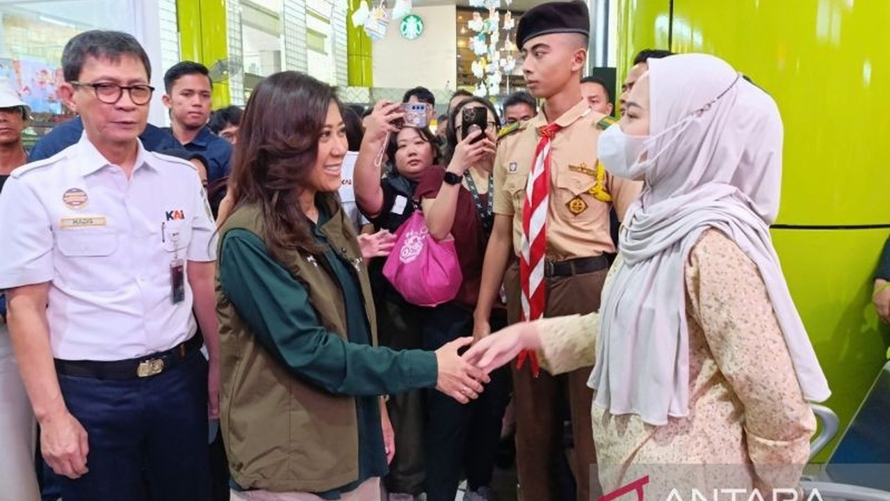 Menteri Kominfo, Meutya Hafid, melaporkan diskon tarif telekomunikasi hingga 50 persen telah membantu pemudik di Stasiun Gambir selama Lebaran dan Nyepi 2025,  memudahkan akses internet selama perjalanan panjang.