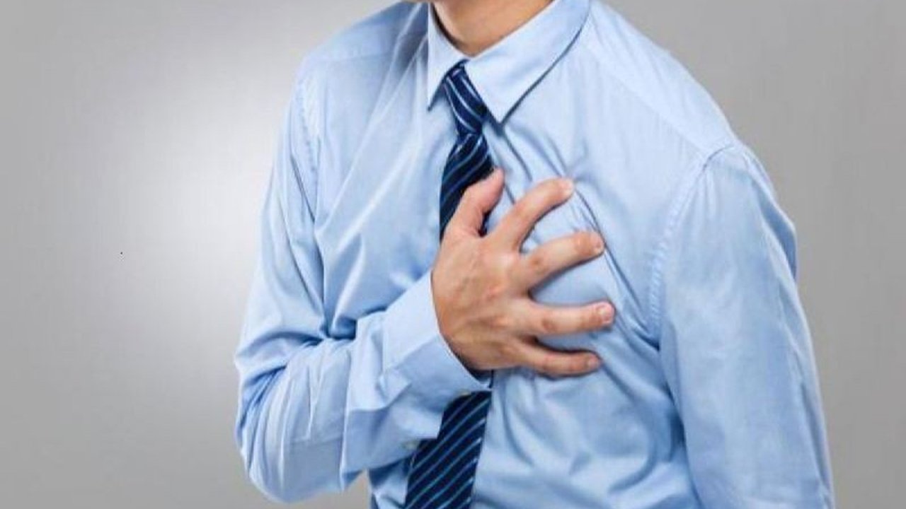 Dokter spesialis jantung ungkap kriteria pasien jantung yang diperbolehkan mengemudi saat mudik Lebaran, serta tips menjaga kesehatan selama perjalanan dan di kampung halaman.