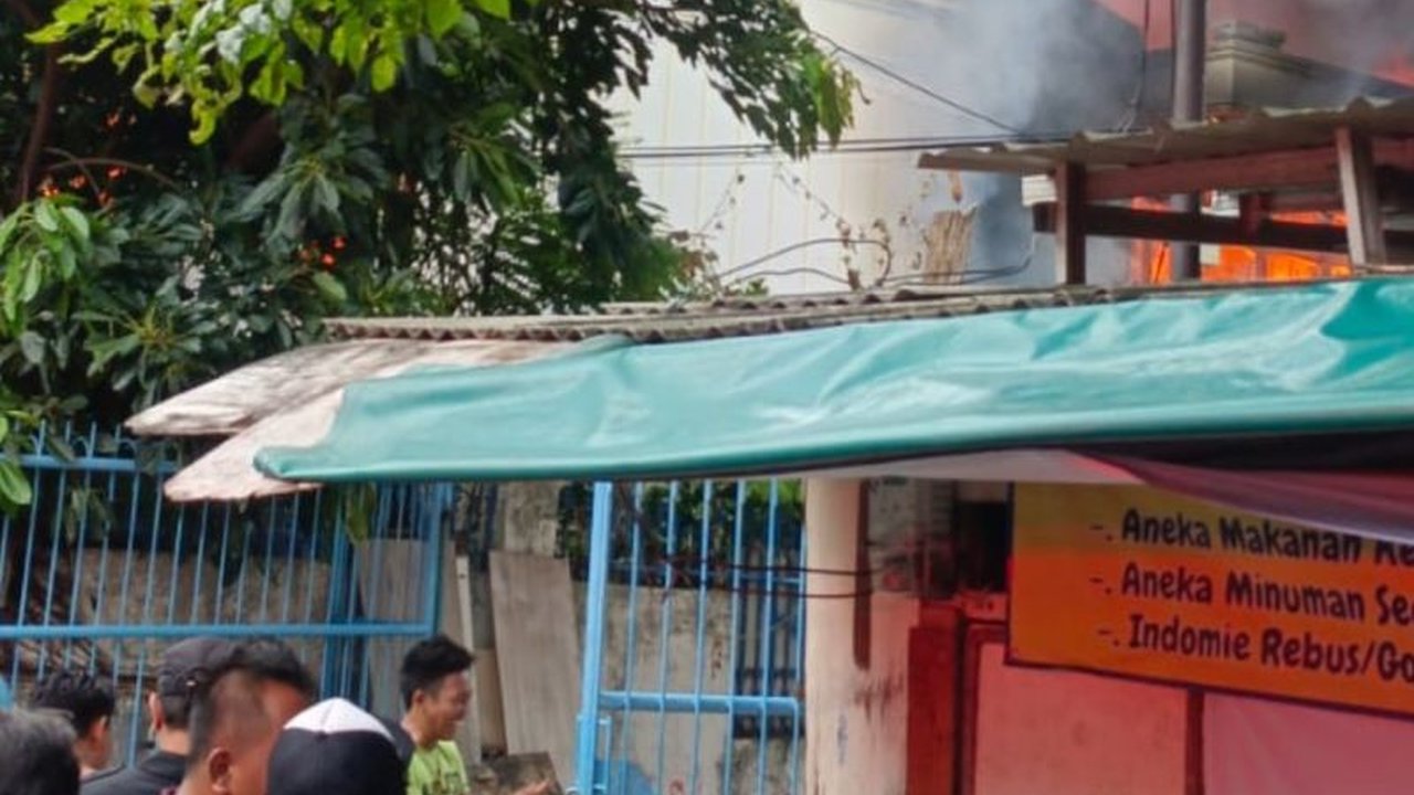 Kebakaran hebat menghanguskan sebuah rumah di Jalan Pertama 15 Pejagalan, Penjaringan, Jakarta Utara; 65 personel Gulkarmat dikerahkan untuk memadamkan api.