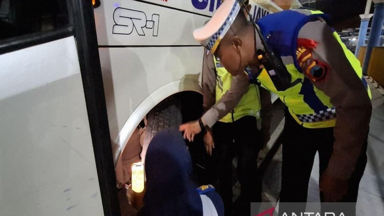 Terminal Tipe A Pekalongan dan Polres Pekalongan memperketat uji kelayakan kendaraan untuk memastikan keselamatan dan kenyamanan pemudik Lebaran 2025, dengan pemeriksaan menyeluruh meliputi kondisi kendaraan dan kesehatan pengemudi.