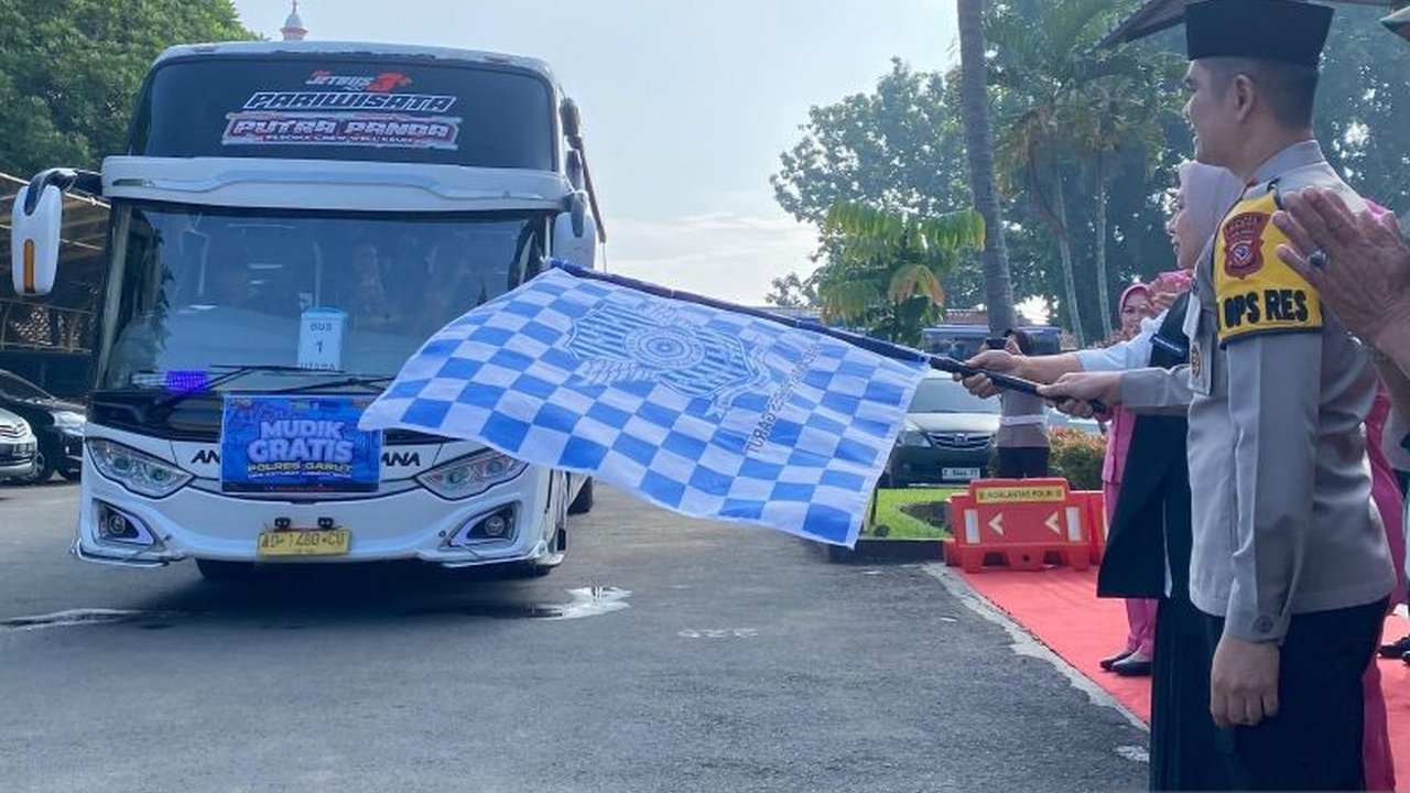 Kepolisian Resor Garut memberangkatkan 150 warga untuk mudik gratis ke Jawa Tengah, Yogyakarta, Cirebon, dan Indramayu menjelang Lebaran 2025, sebagai upaya mengurangi kemacetan lalu lintas.