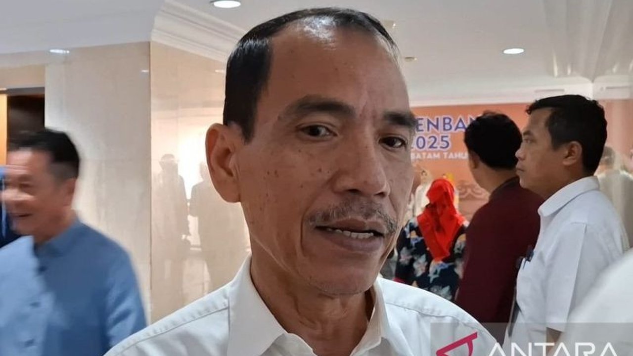 DKPP Batam memastikan pasokan cabai aman jelang Lebaran, didatangkan dari berbagai daerah seperti Mataram, Tegal, dan Medan, meskipun harga mengalami kenaikan.