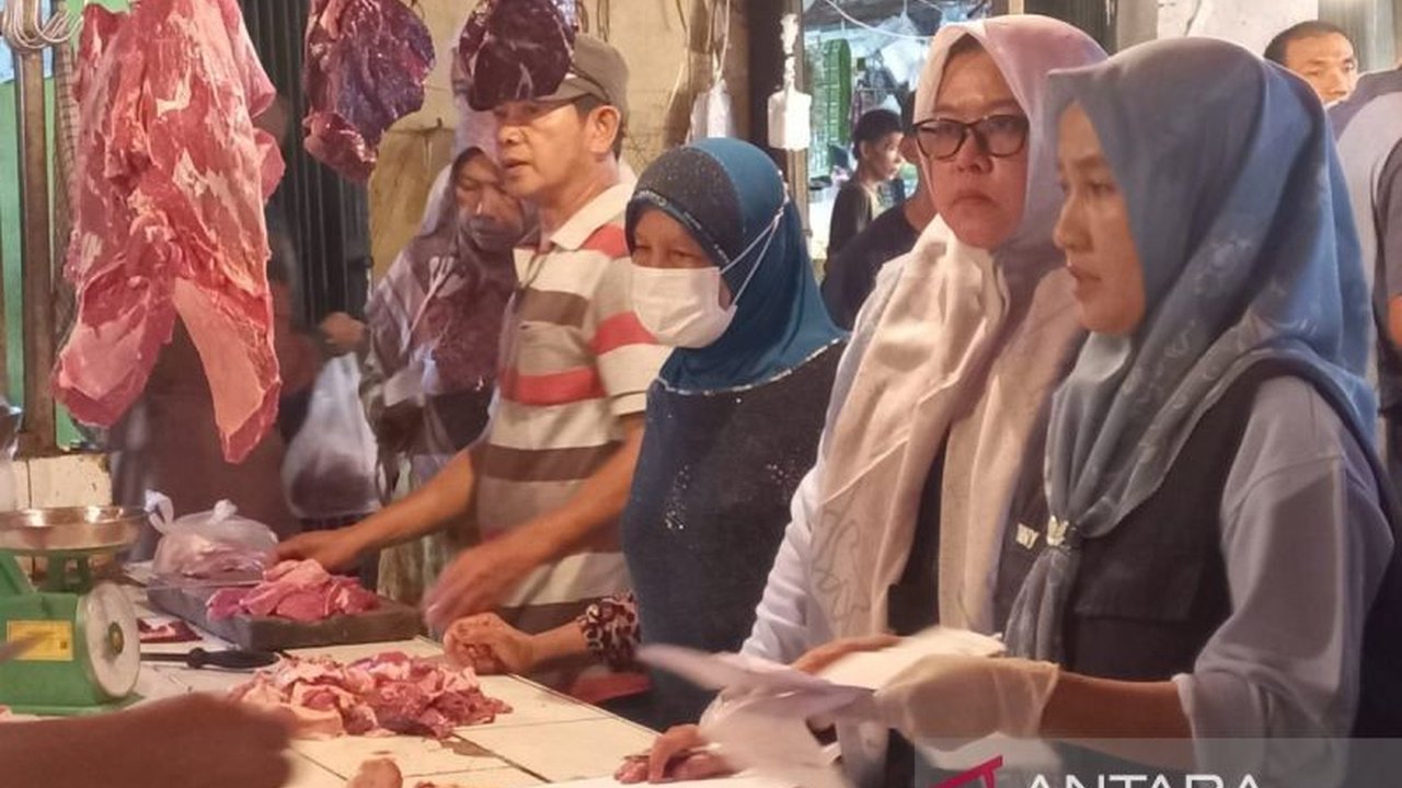 Pemerintah Kota Bengkulu memastikan daging sapi di pasar aman dikonsumsi masyarakat menjelang Idul Fitri 2025 setelah dilakukan pemeriksaan kualitas dan kelengkapan administrasi.