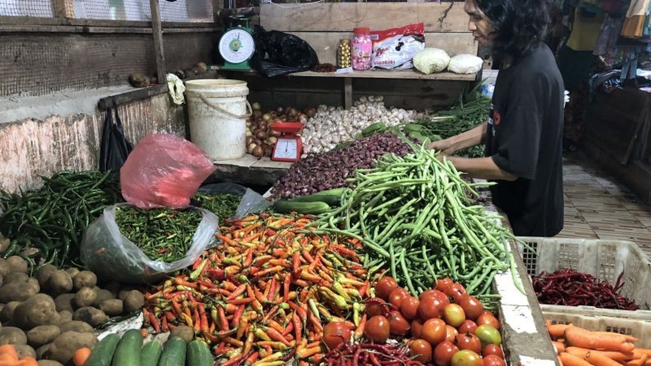 Jelang Lebaran 1446 H, harga cabai merah dan beberapa bahan pokok lainnya di Palembang mengalami kenaikan signifikan, sementara komoditas lain masih stabil.