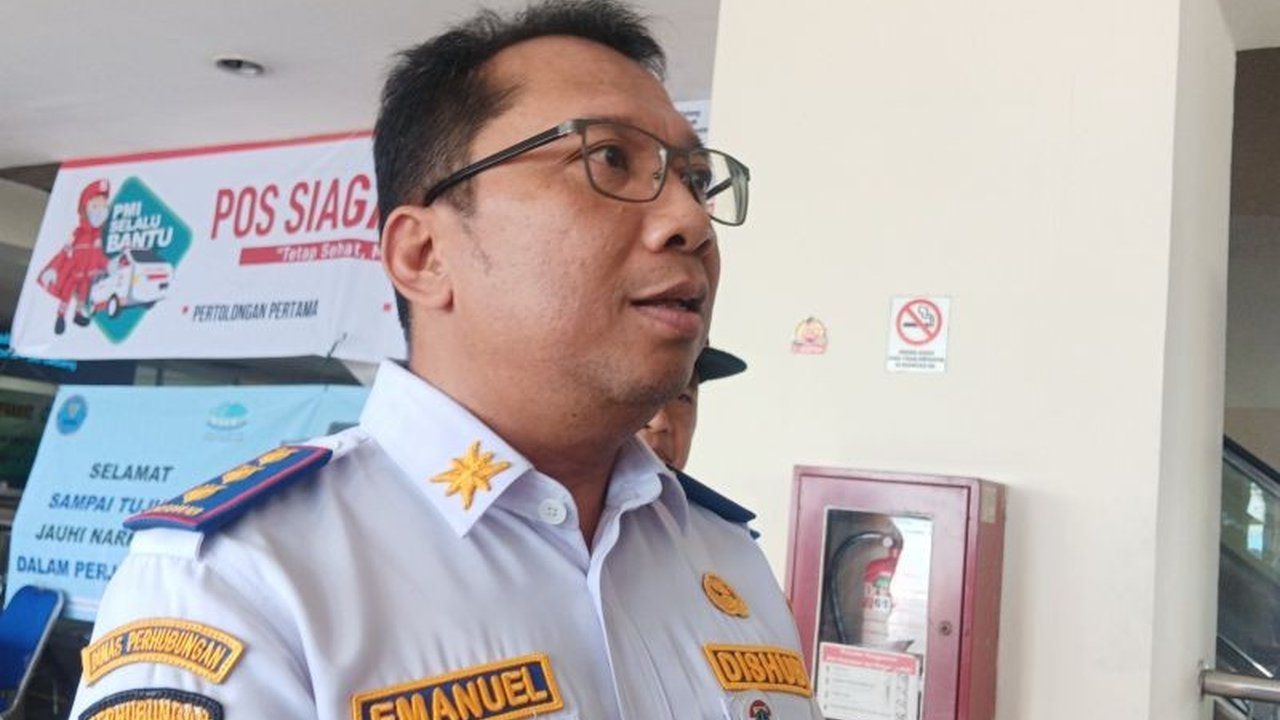 Menjelang Lebaran 2025, Terminal Pulo Gebang mempersiapkan penambahan bus untuk mengantisipasi lonjakan pemudik akibat kebijakan WFA dan libur sekolah yang berdampak pada peningkatan jumlah penumpang.