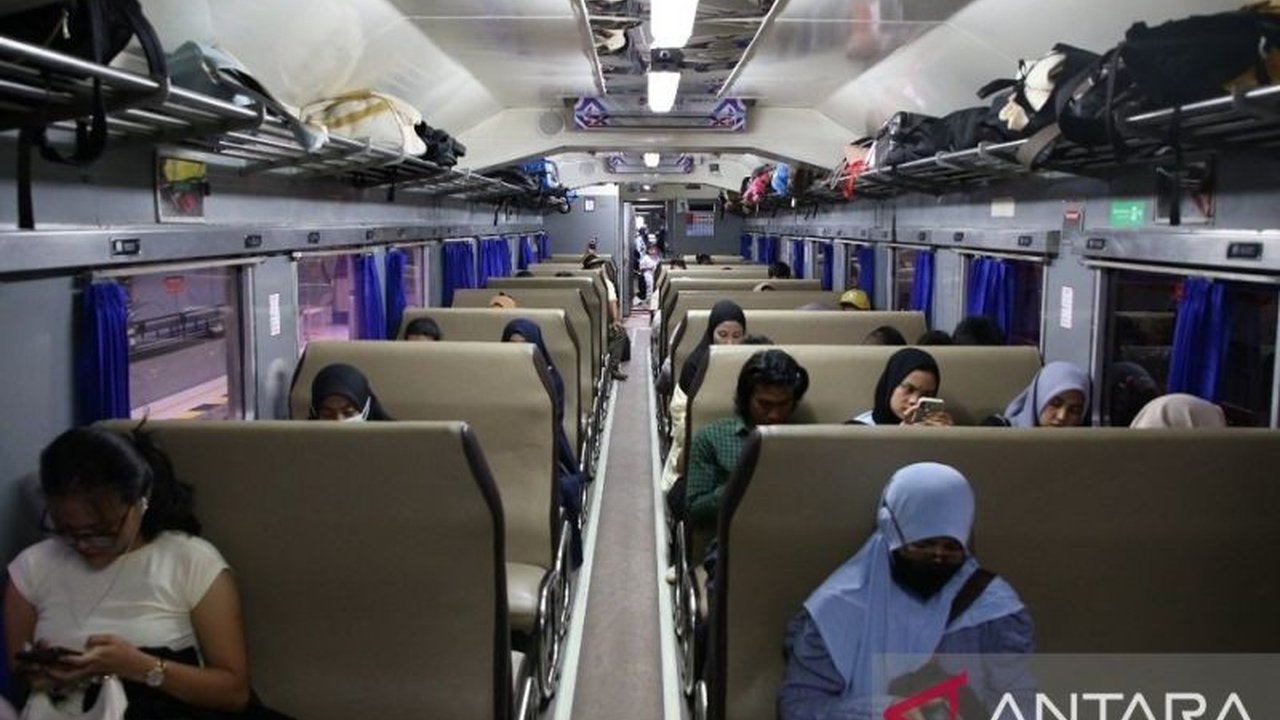 PT KAI Divre I Sumut menambah 30 perjalanan kereta api per hari selama Lebaran 2025 untuk mengantisipasi lonjakan penumpang yang signifikan, dengan penambahan tempat duduk hingga 61.688 kursi.
