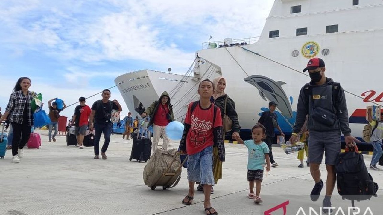 Sebanyak 1.500 penumpang memadati Pelabuhan Donggala, Palu, pada puncak arus mudik Lebaran Idul Fitri 1446 H, menggunakan KM Dharma Kencana V menuju Surabaya dan Balikpapan.
