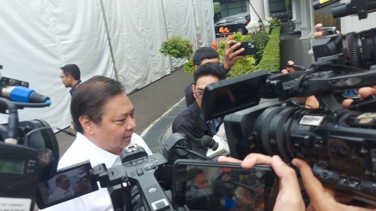 Menko Airlangga Hartarto menyatakan fluktuasi nilai tukar rupiah yang melemah masih dalam koridor wajar, didorong faktor eksternal dan diyakini akan kembali pulih.