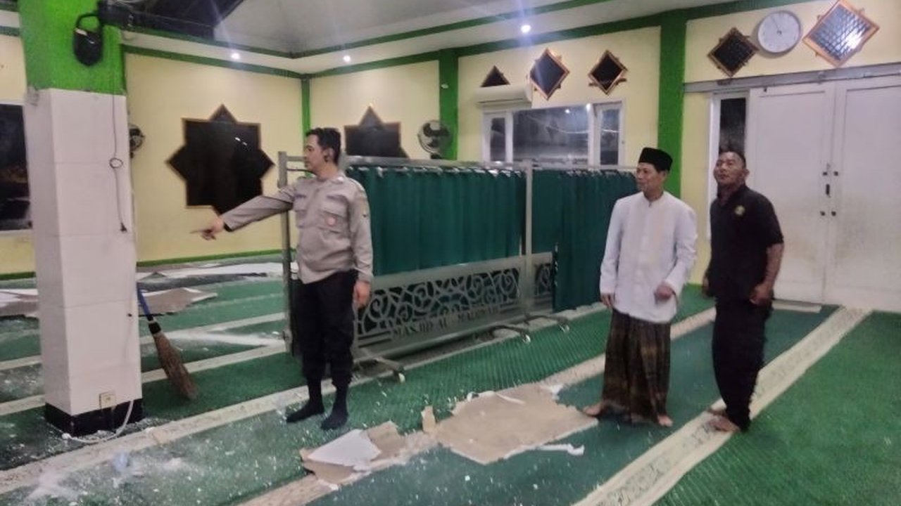 Kepolisian sektor Babelan, Bekasi, Jawa Barat, memeriksa penyebab ambruknya plafon Masjid Jami Al-Madinah yang melukai empat jamaah saat melaksanakan iktikaf.