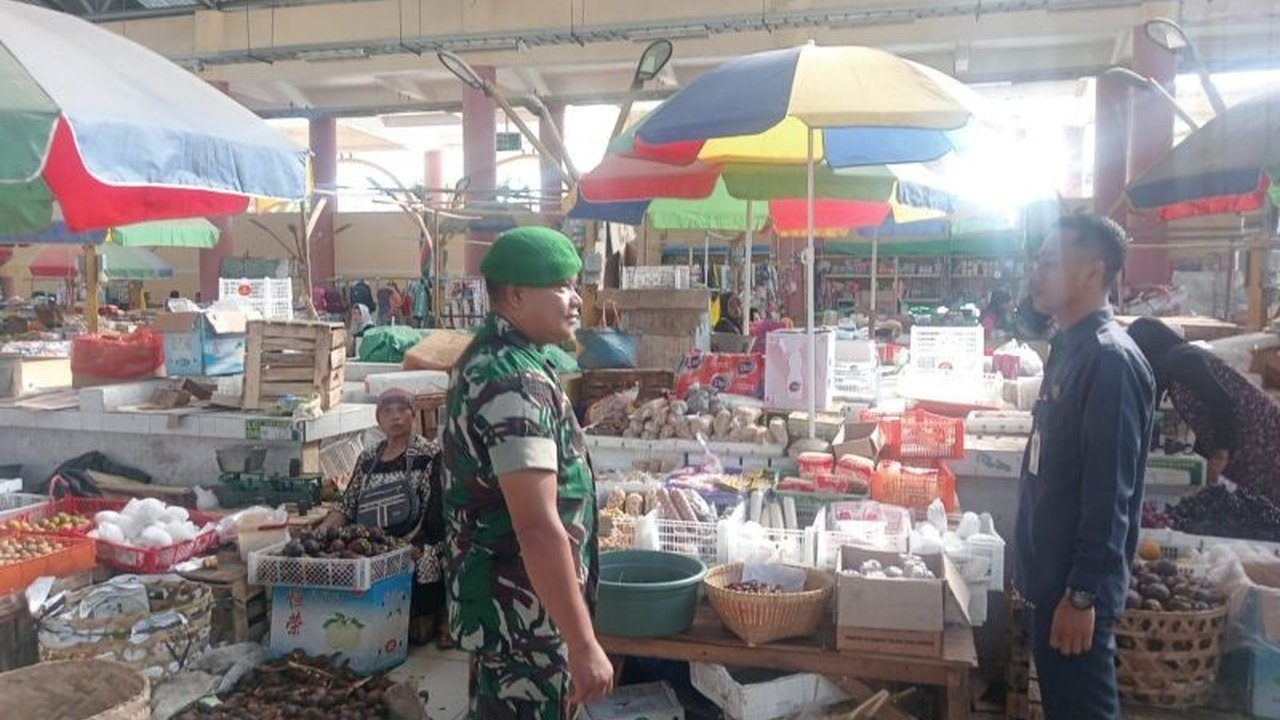 Jelang Lebaran 2025, TNI Kodim 1620/Lombok Tengah turun langsung ke pasar untuk memantau harga sembako dan mencegah lonjakan harga yang memberatkan masyarakat.