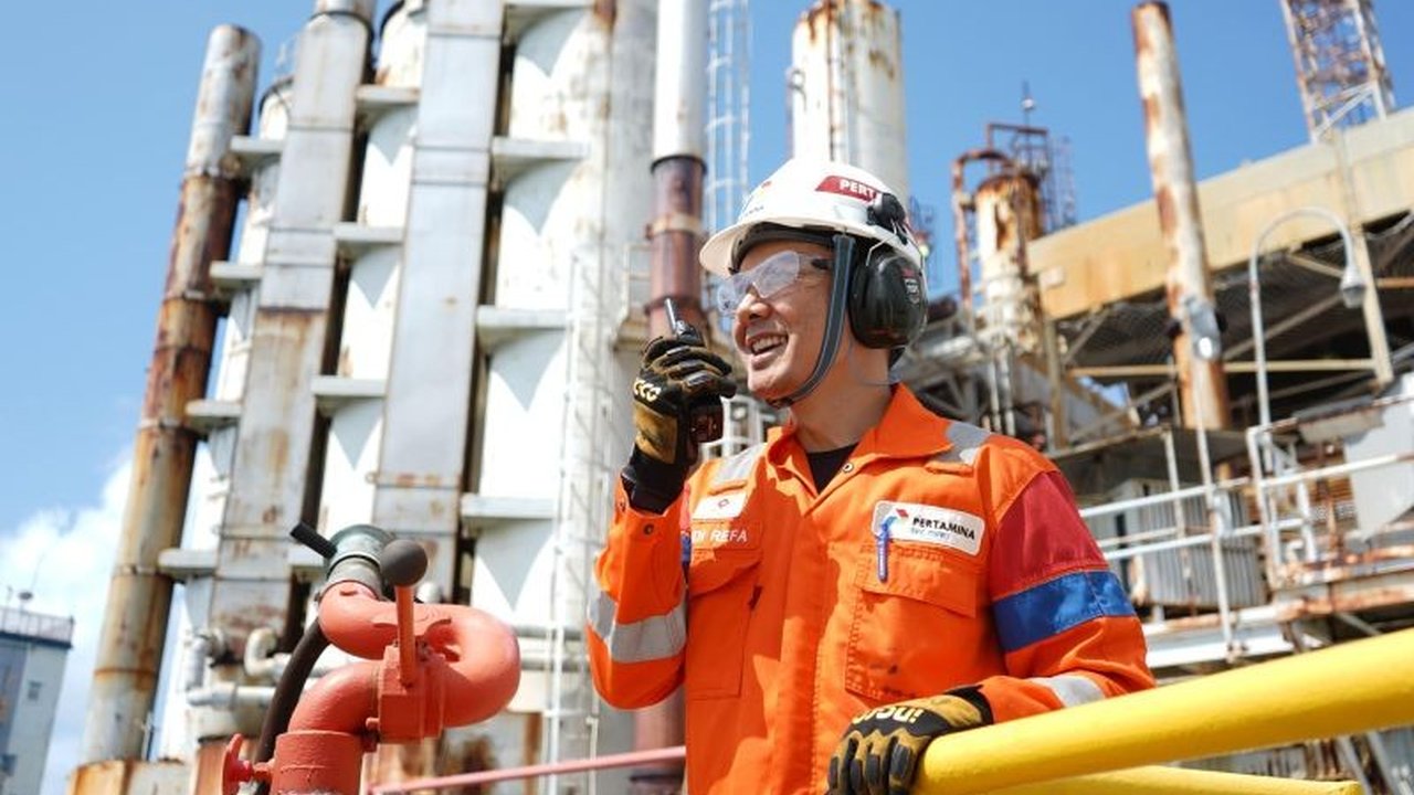 Perwira Pertamina tetap bertugas di lapangan minyak dan gas selama libur Idul Fitri untuk menjaga pasokan energi nasional, menunjukkan dedikasi tinggi demi ketahanan energi Indonesia.