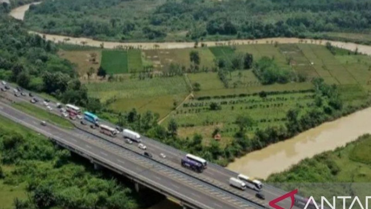 Arus lalu lintas di Tol Cipali meningkat drastis hingga 86 persen pada Rabu, lima hari sebelum Lebaran 2025, terutama dari arah Jakarta menuju Cirebon, sementara jalur sebaliknya juga mengalami peningkatan meski lebih rendah.