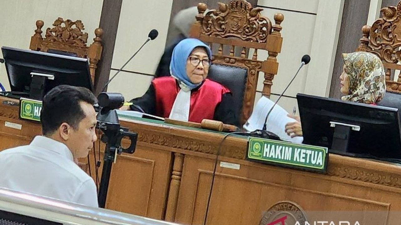Pengadilan Tipikor Semarang menolak eksepsi Zaini Makarim, mantan Cawabup Purbalingga, terkait kasus korupsi pembangunan Jembatan Merah senilai Rp13,2 miliar; sidang akan berlanjut dengan pemeriksaan saksi.