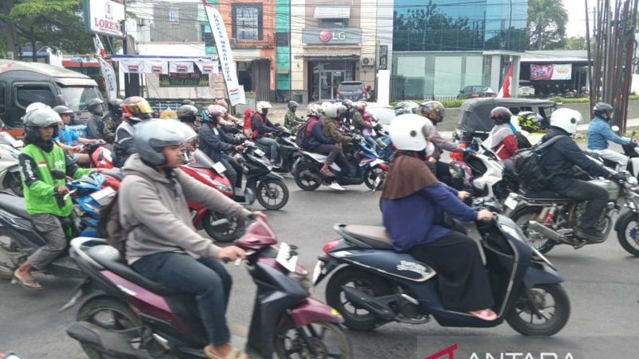 Jalur Pantura Cirebon dipadati pemudik sejak H-5 Lebaran, didominasi kendaraan roda dua, Dishub imbau keselamatan berkendara.