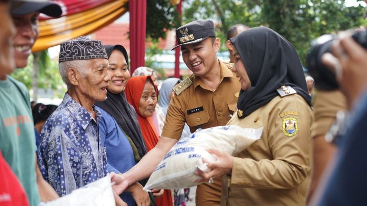 Pemerintah Kota Bandarlampung menyalurkan bantuan beras kepada 44.611 keluarga penerima manfaat (KPM) untuk memenuhi kebutuhan dasar pangan menjelang Idul Fitri.