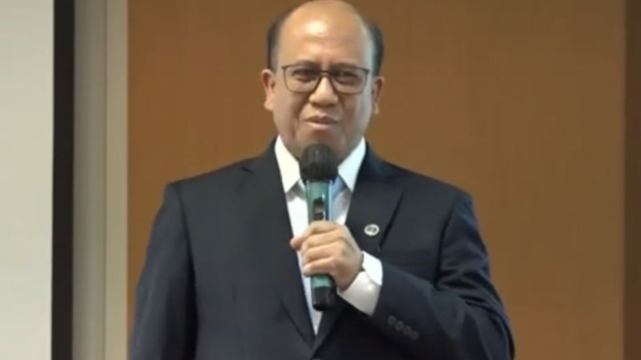 Direktur Manajemen Risiko PLN, Suroso Isnandar, meraih gelar doktor cum laude dari ITB berkat penelitiannya tentang integrasi energi terbarukan dalam sistem kelistrikan Indonesia.