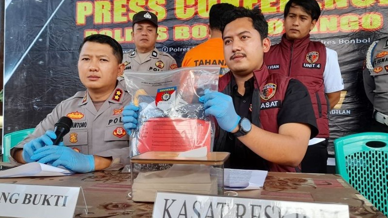 Seorang guru SMA di Bone Bolango, Gorontalo, ditetapkan sebagai tersangka kasus kekerasan seksual terhadap siswinya setelah melakukan tindakan asusila dengan ancaman nilai akademis.