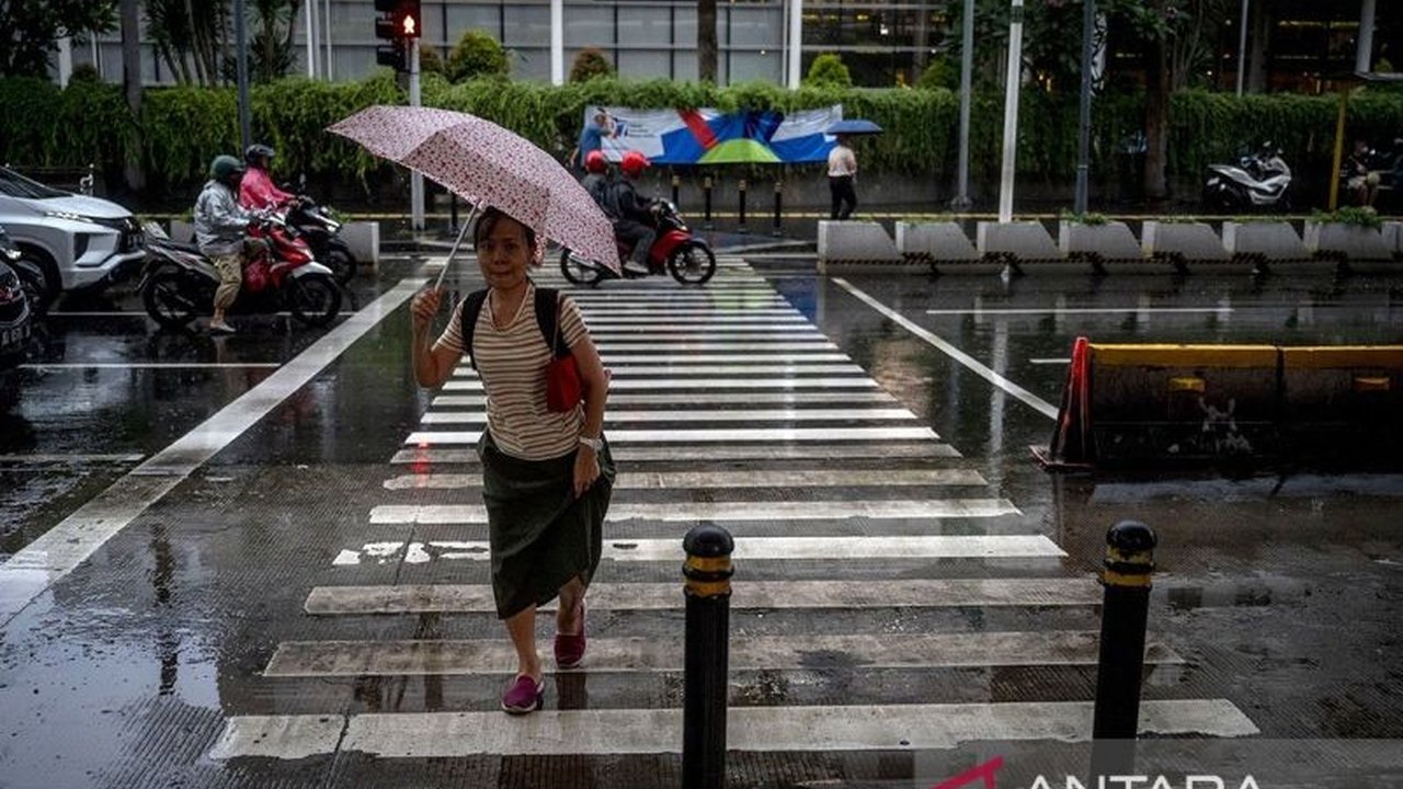 BMKG memprakirakan hujan ringan akan mengguyur sebagian wilayah Jakarta pada Kamis, 27 Maret 2024, dengan suhu berkisar antara 25-30 derajat Celcius.