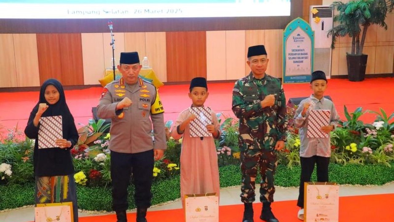 Kapolri dan Panglima TNI memperkuat sinergi dalam Safari Ramadhan di Lampung, menjamin keamanan dan ketertiban masyarakat menjelang Lebaran 2025, serta mendukung program pemerintah.