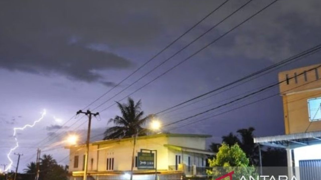 BMKG memprediksi sebagian besar wilayah Indonesia akan mengalami hujan ringan pada Kamis (27/3), dengan beberapa kota berpotensi hujan sedang hingga disertai petir.