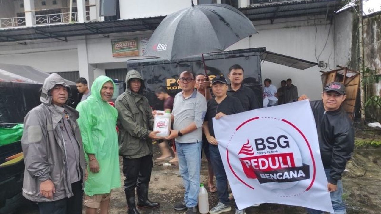 PT Bank SulutGo (BSG) menyalurkan bantuan bahan pokok untuk korban banjir bandang Manado, Sulawesi Utara, menunjukkan kepedulian terhadap masyarakat yang terdampak bencana alam.