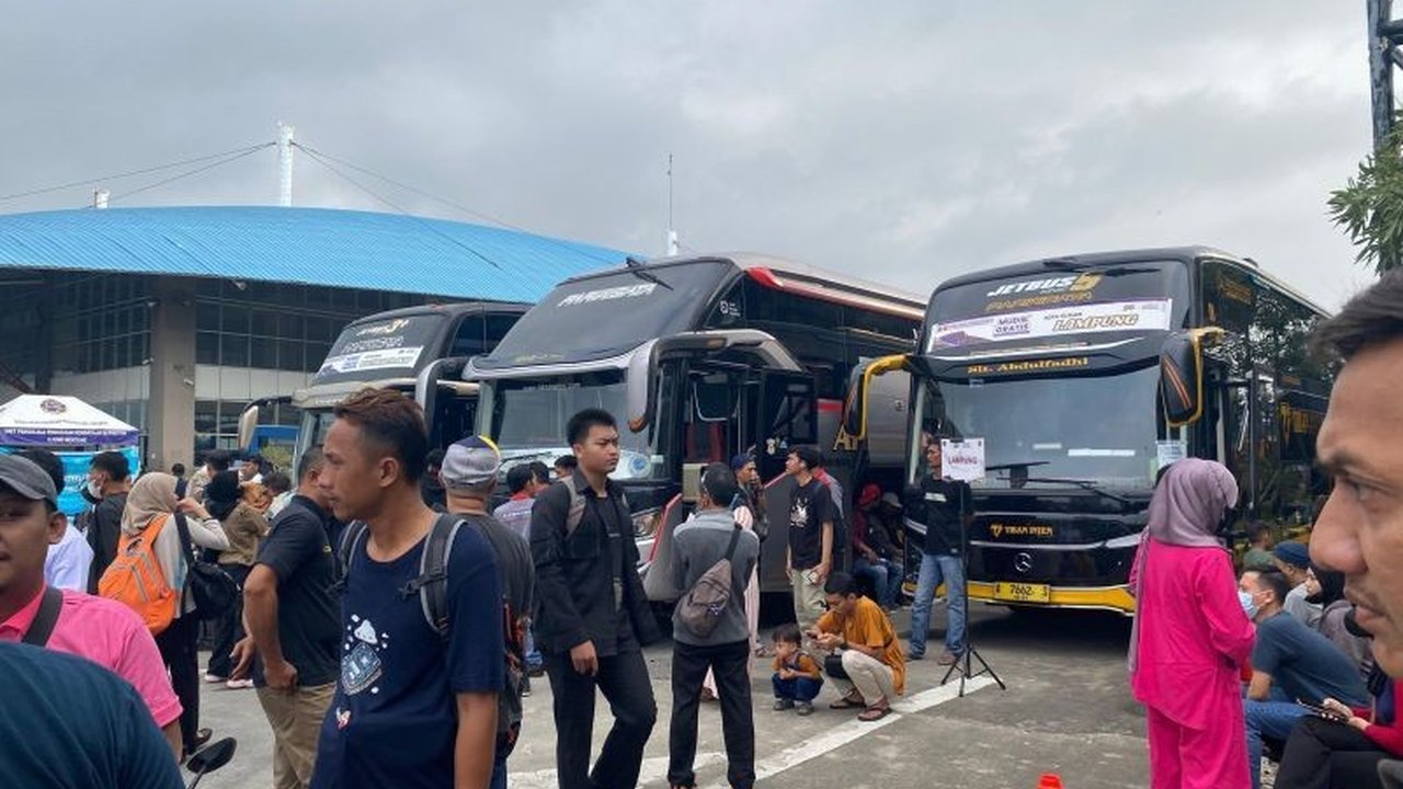 Penumpang program mudik gratis di Terminal Pulogebang memberikan saran perbaikan sistem pendaftaran online dan penunjuk lokasi bus agar pelayanan lebih baik.